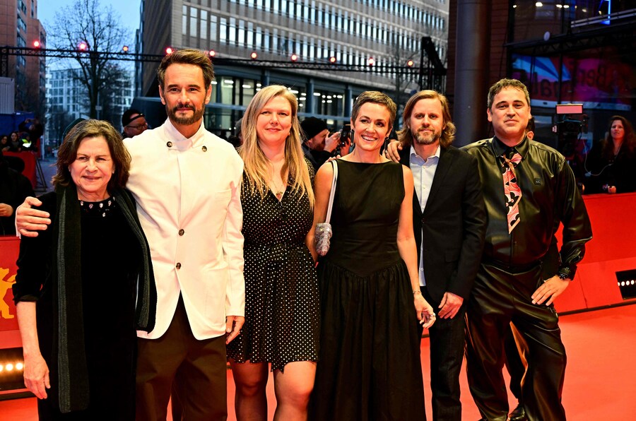 L’attrice brasiliana Denise Weinberg, l’attore brasiliano Rodrigo Santoro, la produttrice Marleen Slot, la produttrice brasiliana/britannica Rachel Daisy Ellis e la produttrice cinematografica Sandino Saravia Vinay (l’uomo a destra è sconosciuto) posano sul tappeto rosso al loro arrivo per il gala di chiusura del 75° Festival internazionale del cinema di Berlino. (AFP)