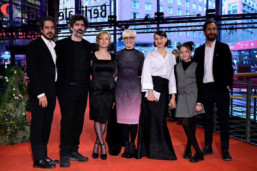 Il cast e la troupe del film “El mensaje” (Il messaggio), (LtoR) Gustavo Schiaffino, il regista venezuelano Ivan Fund, l’attrice Mara Bestelli, la produttrice Laura Mara Tablon, la regista argentina Betania Cappato, l’attrice Anika Bootz e alcuni ospiti posano sul tappeto rosso per il gala di chiusura del 75° Festival internazionale del cinema di Berlino. (AFP)