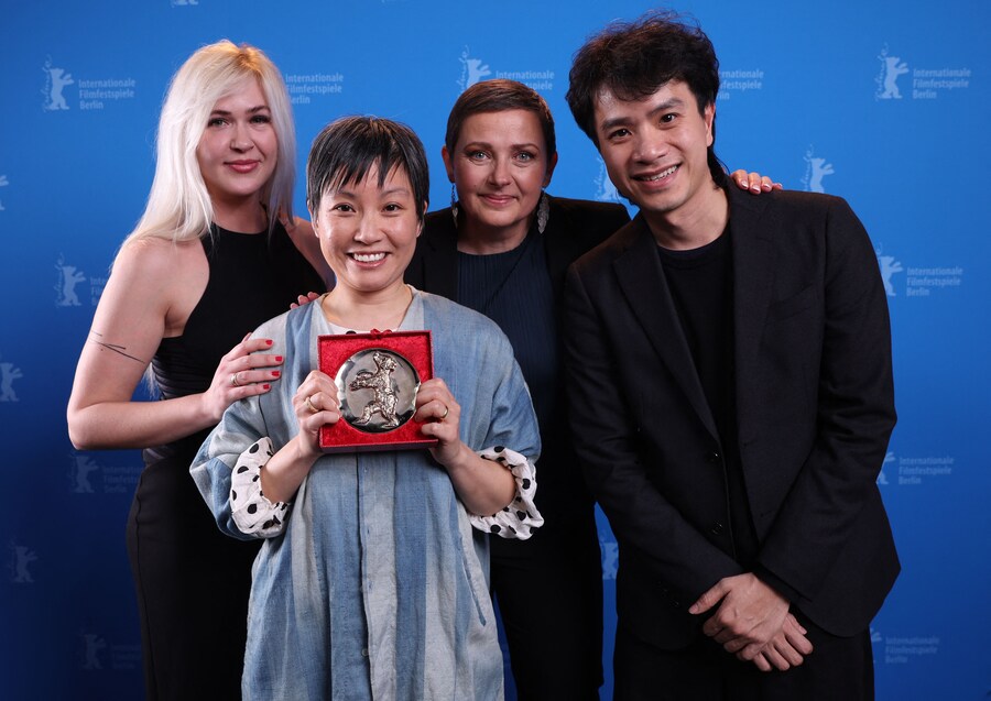La regista canadese Lesley Loksi Chan posa con l’Orso d’oro per il miglior cortometraggio insieme alla Giuria internazionale dei cortometraggi 2025 (L-R) Dascha Dauenhauer, Jing Haase e Pham Ngoc Lan durante il photocall dei vincitori del 75° Festival internazionale del cinema di Berlino. (AFP)