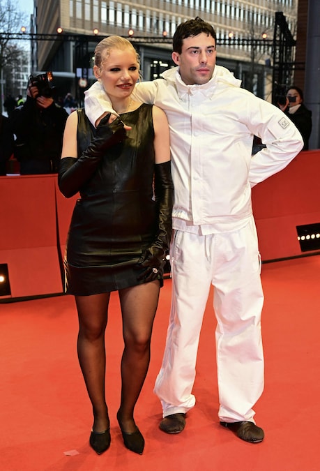 L’attrice austriaca Luisa-Celine Gaffron e l’attore tedesco Aaron Altaras posano sul red carpet del gala di chiusura del 75° Festival Internazionale del Cinema di Berlino, a Berlino. (AFP)