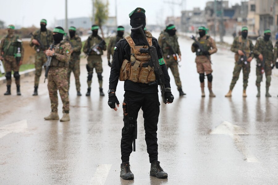 I militanti palestinesi di Hamas fanno la guardia il giorno della consegna degli ostaggi, tra cui quattro detenuti a Gaza dopo l’attacco mortale del 7 ottobre 2023. (REUTERS)