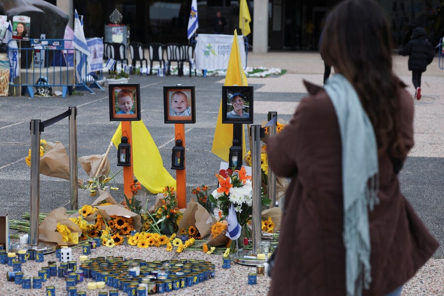 Un memoriale dedicato alla famiglia Bibas e Oded Lifschitz, il giorno in cui il corpo di Shiri Bibas arriva a Tel Aviv da Gaza dopo essere stata rapita con i suoi due figli Kfir e Ariel Bibas durante l’attacco mortale di Hamas del 7 ottobre 2023. Tel Aviv, Israele. (REUTERS)