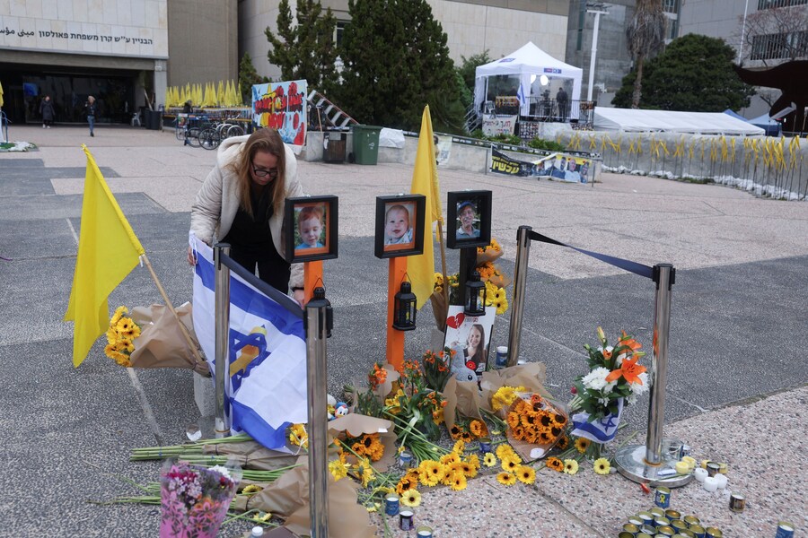 Un memoriale dedicato alla famiglia Bibas e Oded Lifschitz, il giorno in cui il corpo di Shiri Bibas arriva a Tel Aviv da Gaza dopo essere stata rapita con i suoi due figli Kfir e Ariel Bibas durante l’attacco mortale di Hamas del 7 ottobre 2023. Tel Aviv, Israele. (REUTERS)