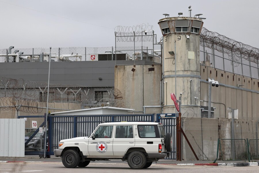 Un veicolo del Comitato Internazionale della Croce Rossa (CICR) arriva alla prigione militare di Ofer, in Cisgiordania, per raccogliere i prigionieri palestinesi nell’ambito di un accordo di cessate il fuoco tra Israele e Hamas, a nord di Gerusalemme, il 22 febbraio 2025. (EPA)