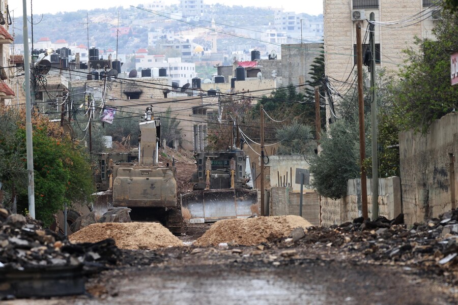 I bulldozer dell’esercito israeliano su una strada nel campo profughi di Jenin, nella città di Jenin in Cisgiordania, il 21 febbraio 2025. (EPA)