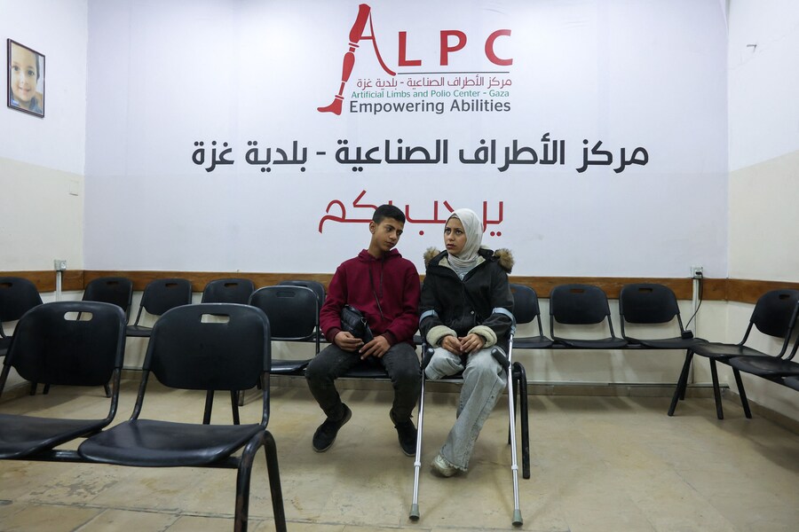 Riham Zarandah, 32 anni, (a destra) che ha perso una gamba durante un attacco aereo israeliano su Jabalia, nel nord della Striscia di Gaza, nel dicembre 2023, presso il Gaza Polio and Prosthetics Center di Deir el-Balah. (AFP)