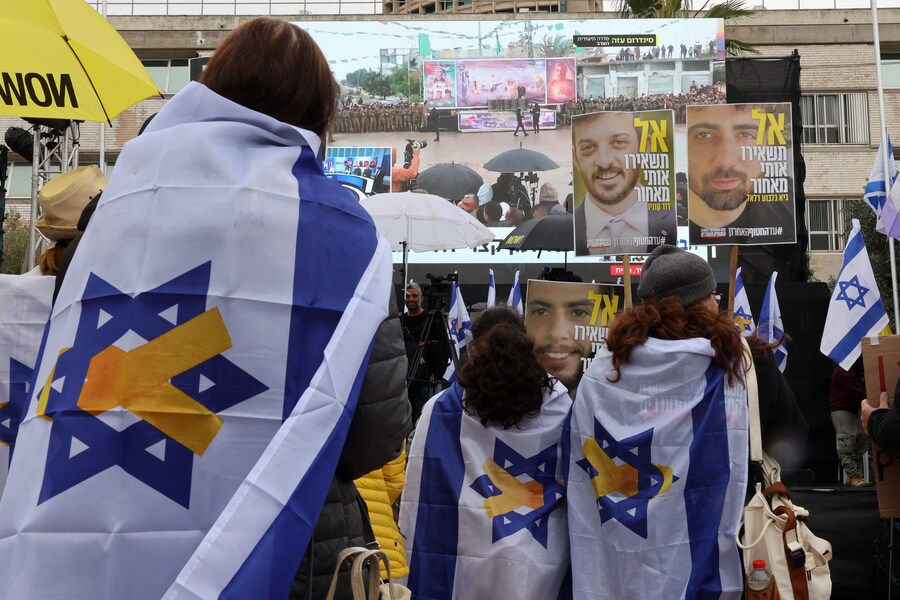 Cittadini israeliani si riuniscono in Piazza degli Ostaggi a Tel Aviv, Israele, il 22 febbraio 2025, prima del rilascio previsto di sei ostaggi tenuti da Hamas a Gaza. (AFP)
