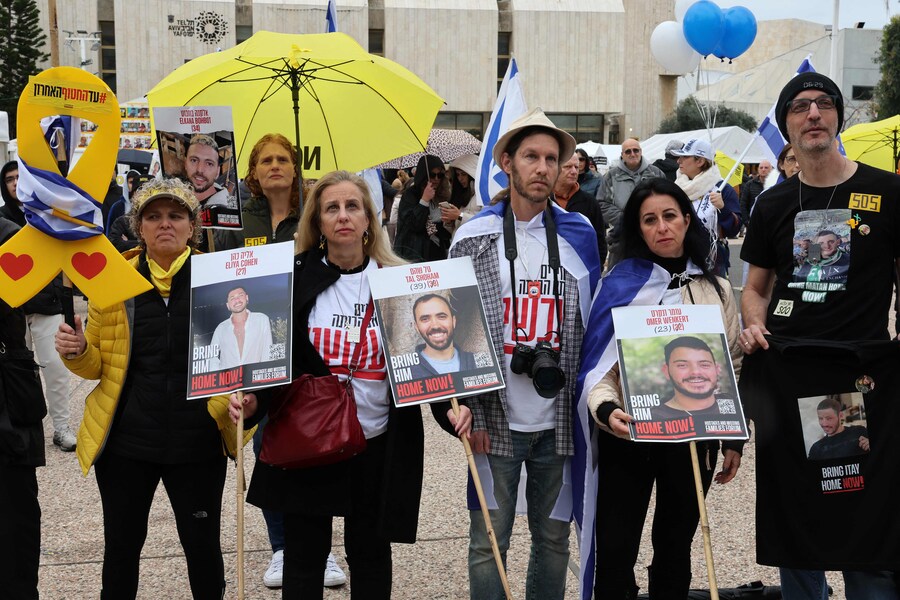 Cittadini israeliani si riuniscono in Piazza degli Ostaggi a Tel Aviv, Israele, il 22 febbraio 2025, prima del rilascio previsto di sei ostaggi tenuti da Hamas a Gaza. (AFP)