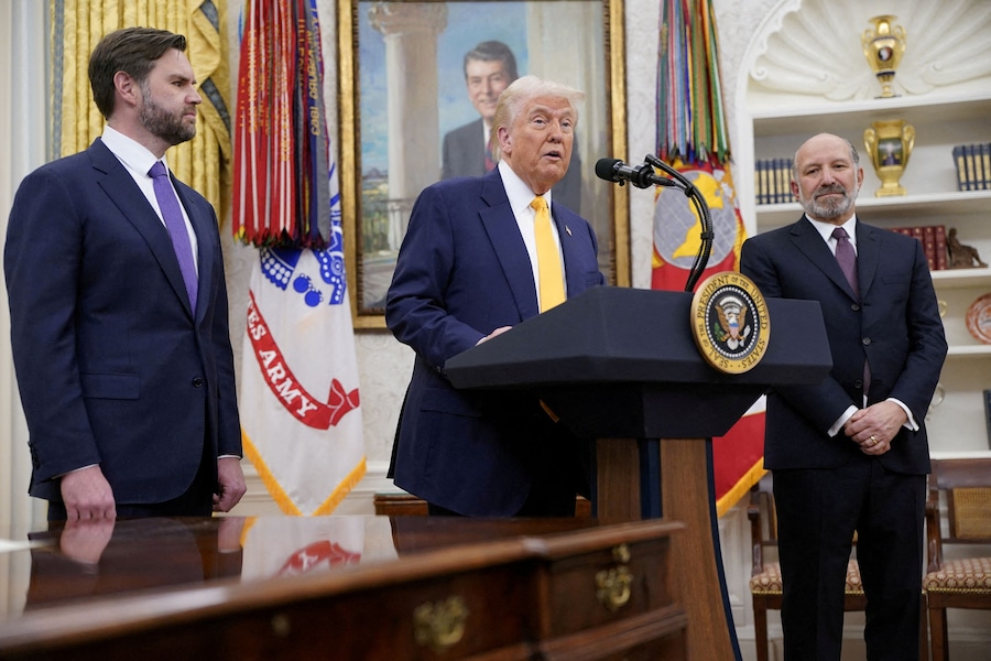 Il presidente degli Stati Uniti Donald Trump parla nell’Ufficio ovale della Casa Bianca accanto al vicepresidente JD Vance e al candidato a segretario al commercio Howard Lutnick. Lutnick presta giuramento come segretario al commercio degli Stati Uniti, a Washington, DC, Stati Uniti, il 21 febbraio 2025. (REUTERS)