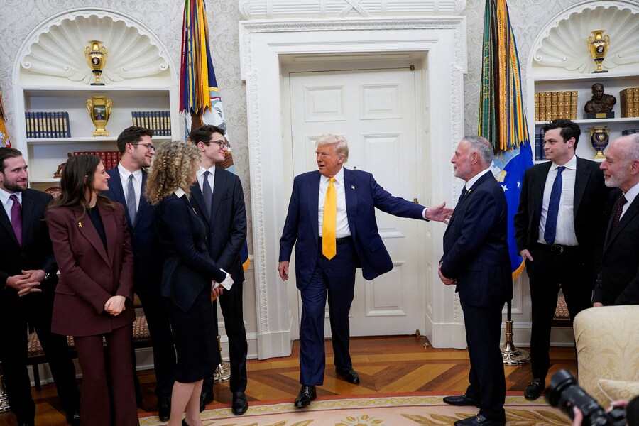 Il presidente degli Stati Uniti Donald Trump saluta i presenti nell’Ufficio ovale della Casa Bianca, il giorno in cui Howard Lutnick ha prestato giuramento come Segretario al Commercio degli Stati Uniti. (REUTERS)