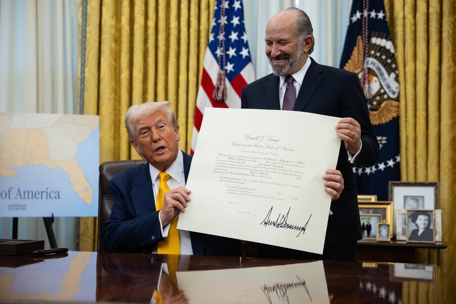 il ministro del Commercio Howard Lutnick durante il suo giuramento nello Studio Ovale della Casa Bianca a Washington, DC. (EPA)