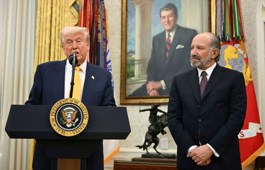 Il presidente Donald Trump parla durante la cerimonia di giuramento per il segretario al Commercio Howard Lutnick nello Studio Ovale della Casa Bianca a Washington. (APN)