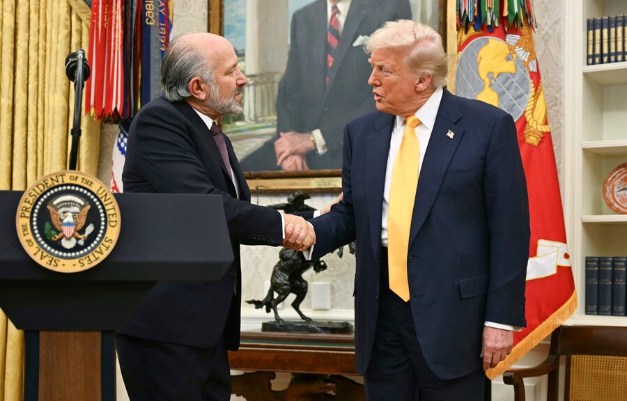 Il presidente Donald Trump, a destra, stringe la mano al segretario al Commercio Howard Lutnick durante la cerimonia di giuramento nello Studio Ovale della Casa Bianca a Washington. (APN)