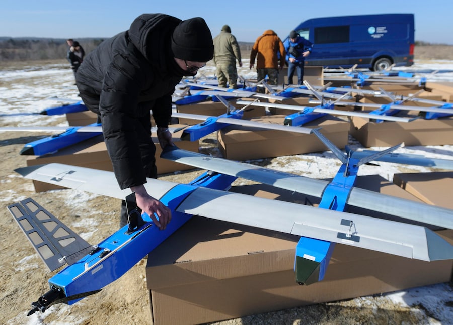 La consegna dei sistemi di veicoli aerei senza pilota (UAV) Besomar 3210 all’esercito ucraino in una località segreta nella regione di Lviv. (EPA)