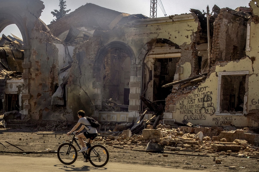 La stazione ferroviaria danneggiata dai ripetuti bombardamenti a Kostiantynivka, nella regione di Donetsk, Ucraina. (REUTERS)