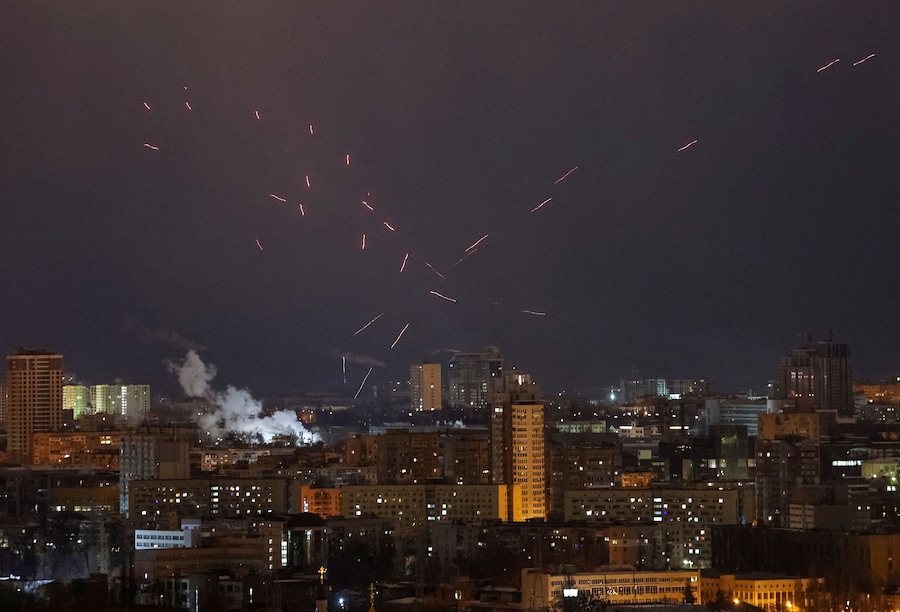 Traccianti visibili nel cielo notturno mentre i militari ucraini sparano contro i droni durante un attacco russo, a Kiev, Ucraina, il 21 febbraio 2025. (REUTERS)