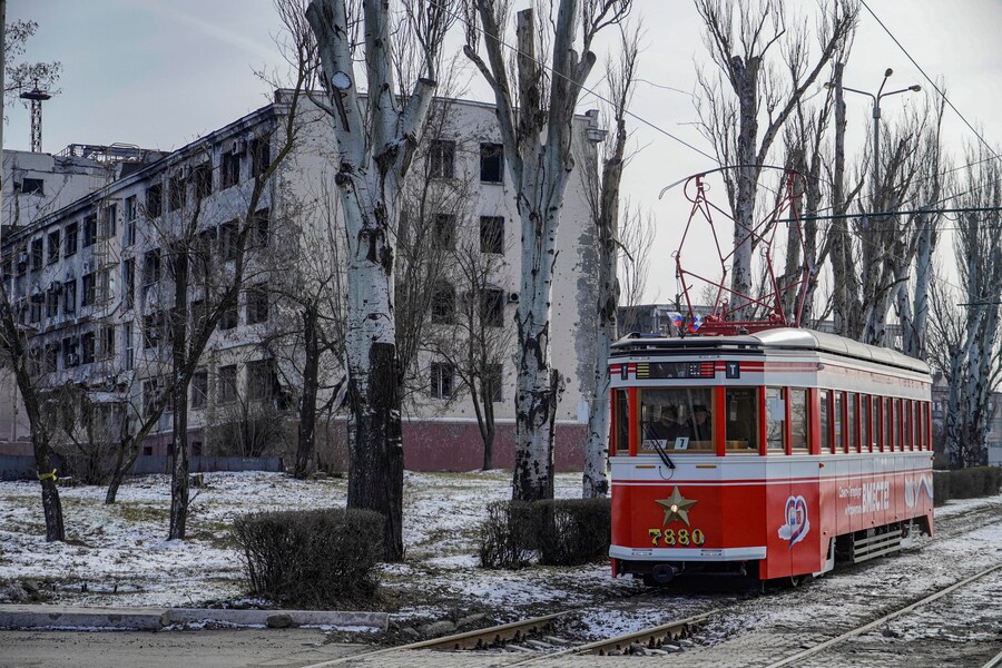 Un tram scende per una strada a Mariupol, nella regione di Donetsk. (EPA)
