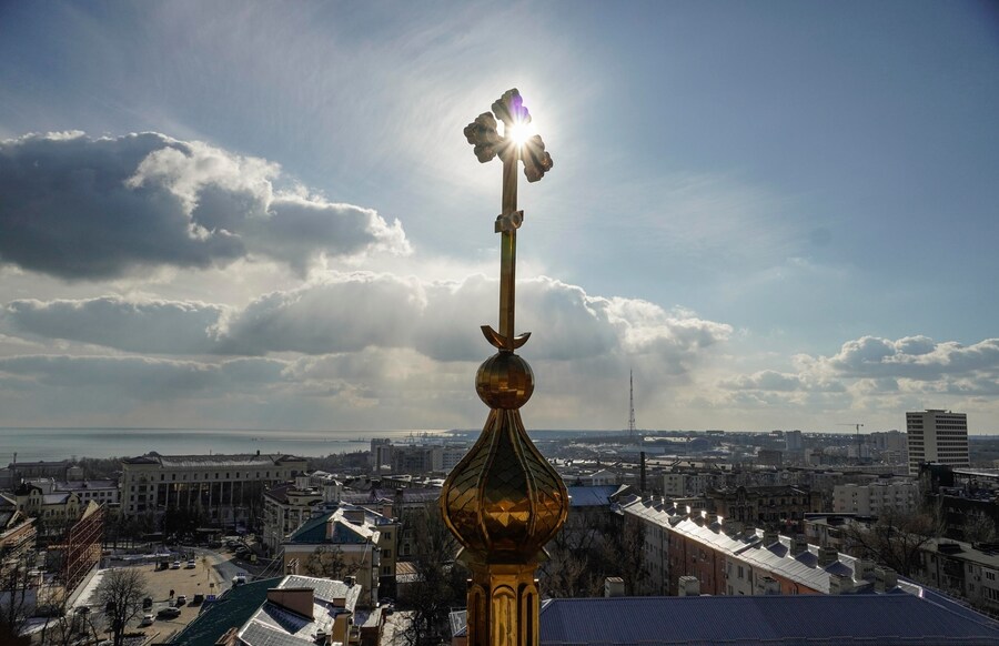Una vista del centro di Mariupol dalla chiesa ortodossa russa del Santo Principe Alexander Nevsky. Mariupol. (EPA)