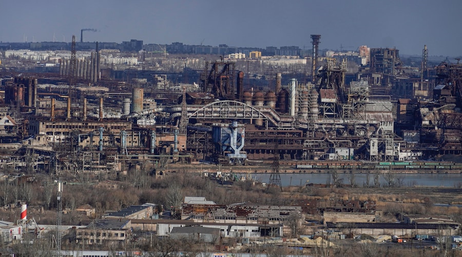 Una vista dell’acciaieria Azovstal dalla chiesa ortodossa russa del Santo Principe Alexander Nevsky a Mariupol, nella regione di Donetsk. L’acciaieria Azovstal fu teatro di una grande battaglia tra le forze ucraine e russe. La città di Mariupol ha subito un assedio di quasi tre mesi durante le prime fasi dell’invasione russa dell’Ucraina nel febbraio 2022, per poi cadere in mano alla Russia nel maggio dello stesso anno. (EPA)