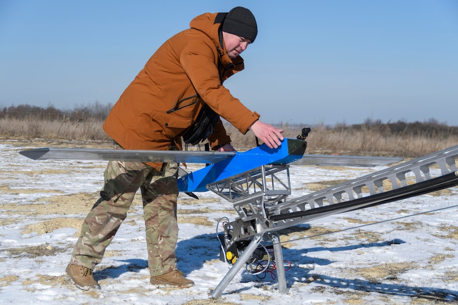 La consegna dei sistemi di veicoli aerei senza pilota (UAV) Besomar 3210 all’esercito ucraino in una località segreta nella regione di Lviv. (EPA)