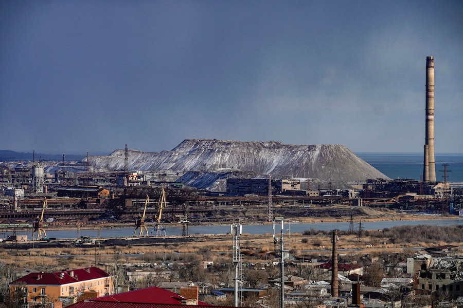 Una vista dell’acciaieria Azovstal dalla chiesa ortodossa russa del Santo Principe Alexander Nevsky a Mariupol, nella regione di Donetsk. L’acciaieria Azovstal fu teatro di una grande battaglia tra le forze ucraine e russe. La città di Mariupol ha subito un assedio di quasi tre mesi durante le prime fasi dell’invasione russa dell’Ucraina nel febbraio 2022, per poi cadere in mano alla Russia nel maggio dello stesso anno. (EPA)