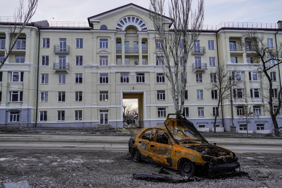 Un’auto bruciata resta sul marciapiede di fronte a un condominio restaurato a Mariupol, nella regione di Donetsk. La città di Mariupol ha subito un assedio di quasi tre mesi durante le prime fasi dell’invasione russa dell’Ucraina nel febbraio 2022, per poi cadere in mano alla Russia nel maggio dello stesso anno. La città, situata strategicamente vicino al Mar d’Azov, contava la più grande popolazione di lingua russa nella regione orientale di Donetsk in Ucraina. Le Nazioni Unite hanno stimato che entro la metà del 2022 circa il 90% degli edifici di Mariupol erano stati danneggiati o distrutti, mentre circa 350.000 persone erano fuggite dalla città. (EPA)