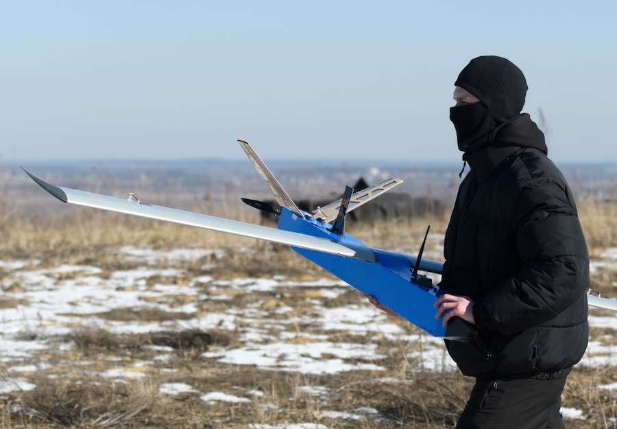 Uno sviluppatore ucraino gestisce un sistema di veicoli aerei senza pilota (UAV) Besomar 3210 durante la consegna all’esercito ucraino in una località segreta nella regione di Lviv, Ucraina occidentale, il 21 febbraio 2025. Gli UAV Besomar 3210 sono droni intercettori d’attacco di tipo aereo progettati per la ricognizione aggiuntiva, l’intercettazione e la distruzione dei droni nemici da ricognizione. (EPA)