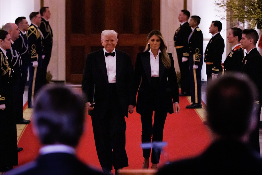 Il Presidente degli Stati Uniti Donald Trump e la First Lady Melania Trump arrivano alla cena della National Governors Association nella East Room della Casa Bianca, a Washington. (EPA)
