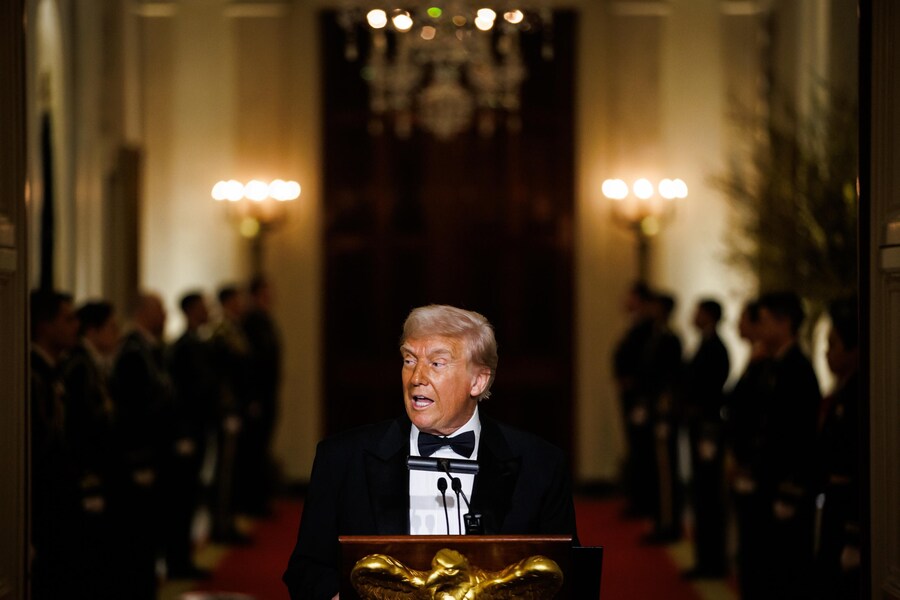 Il Presidente degli Stati Uniti Donald Trump parla durante la cena della National Governors Association nella East Room della Casa Bianca, a Washington. (EPA)