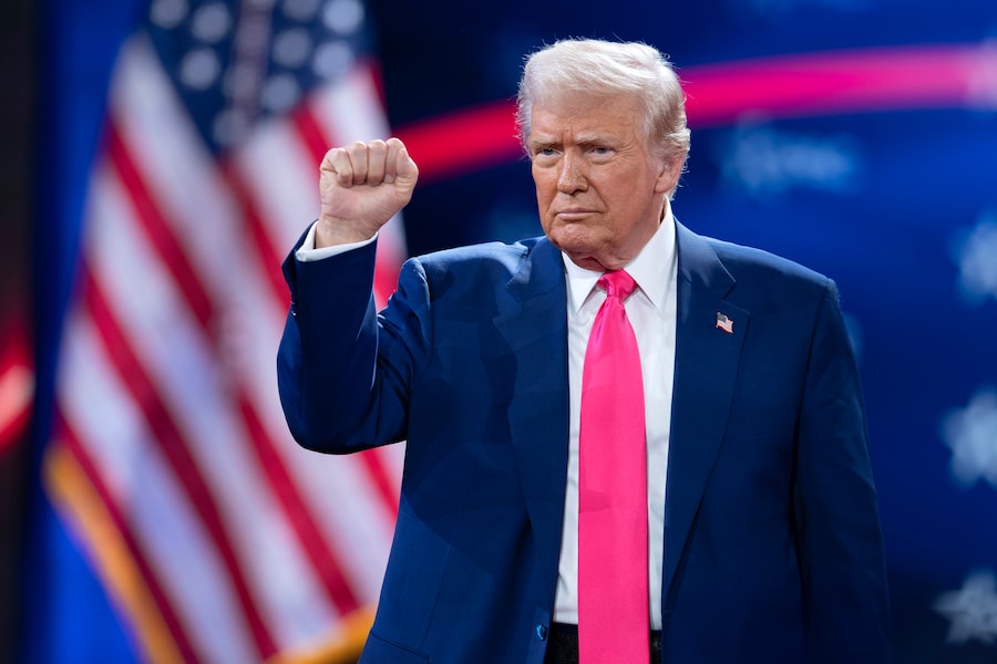 Il presidente Donald Trump fa un gesto alla folla durante la Conservative Political Action Conference, CPAC, presso il Gaylord National Resort. (APN)
