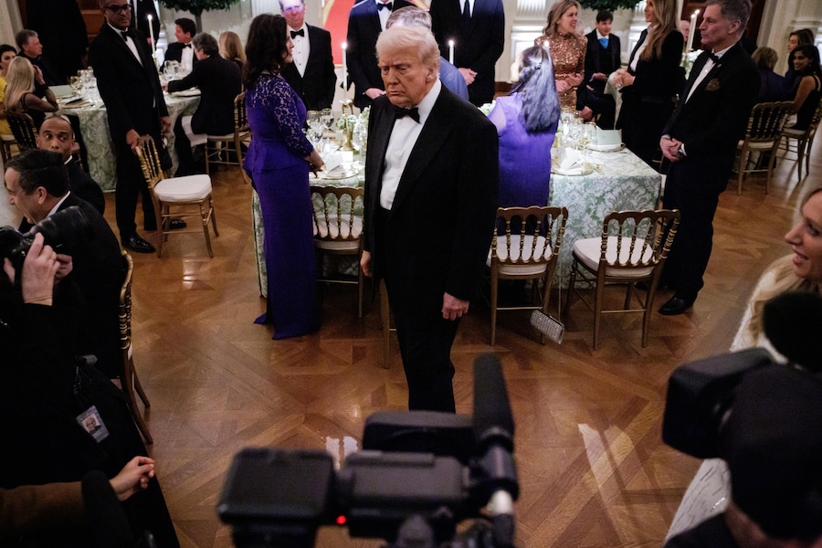 Il Presidente degli Stati Uniti Donald Trump risponde ad alcune domande dei giornalisti durante la cena della National Governors Association nella East Room della Casa Bianca. (EPA)
