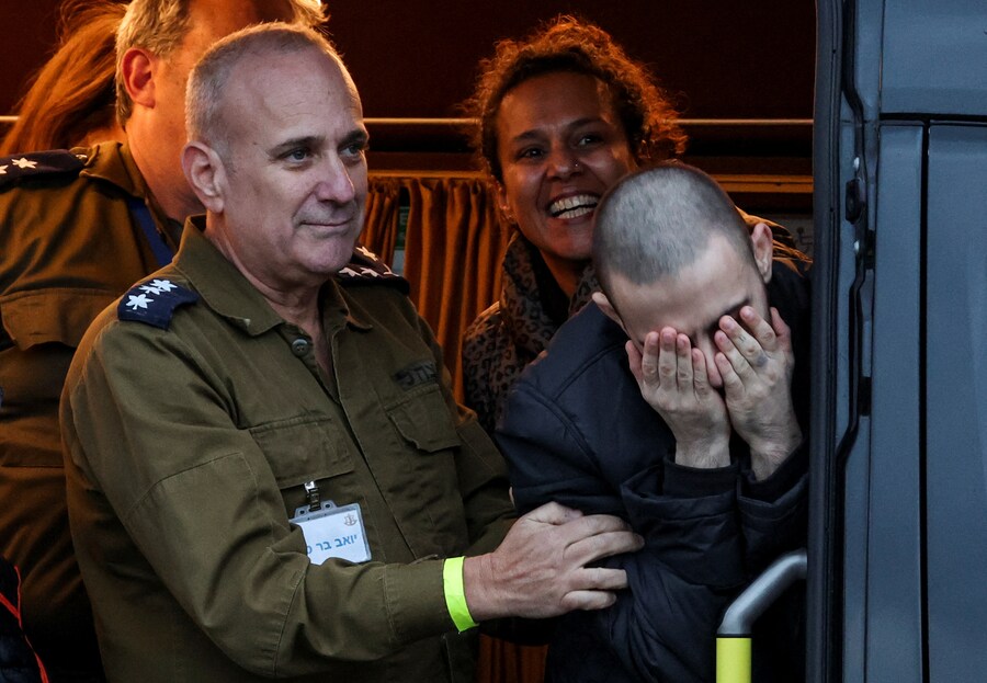 Omer Wenkert, uno degli ostaggi tenuti a Gaza, commosso dopo essere stato rilasciato dalla prigionia. Petah Tikva, Israele, il 22 febbraio 2025. (REUTERS)
