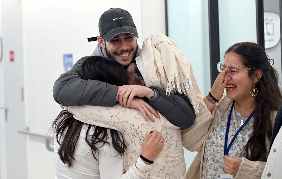 Eliya Cohen, uno degli ostaggi tenuti a Gaza riabbraccia i suoi familiari dopo il rilascio. (via REUTERS)