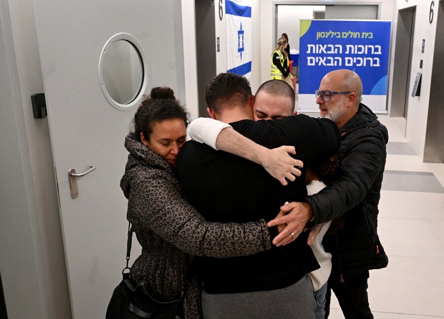Omer Wenkert, uno degli ostaggi tenuti a Gaza riabbraccia i suoi familiari dopo il rilascio. (via REUTERS)