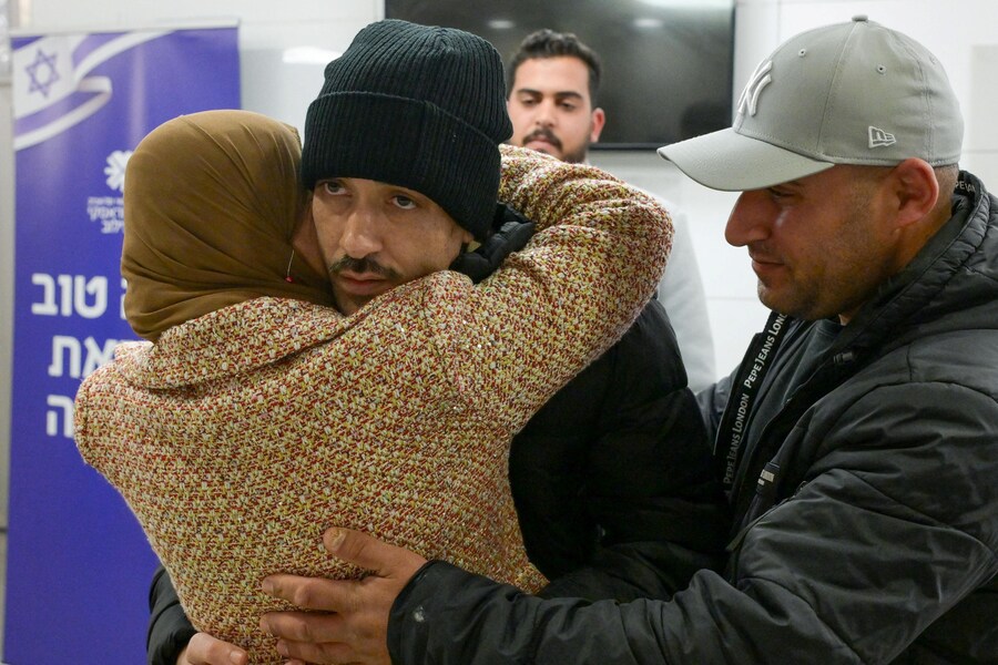 Hisham Al-Sayed, un ostaggio rilasciato dalla prigionia a Gaza nell’ambito dello scambio di ostaggi-prigionieri e di un accordo di cessate il fuoco tra Hamas e Israele, commosso mentre si riunisce alla sua famiglia (via REUTERS)