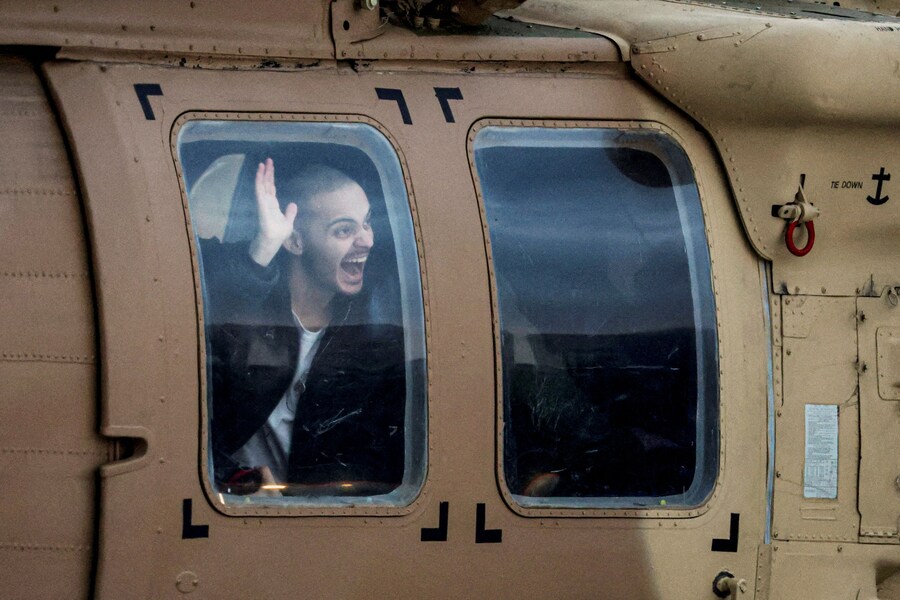 L’ostaggio israeliano liberato Omer Wenkert, saluta dall’elicottero militare mentre arriva all’ospedale Beilinson di Petah Tikva, Israele, dopo essere stato liberato dalla prigionia di Hamas nella Striscia di Gaza, sabato 22 febbraio 2025. (REUTERS)