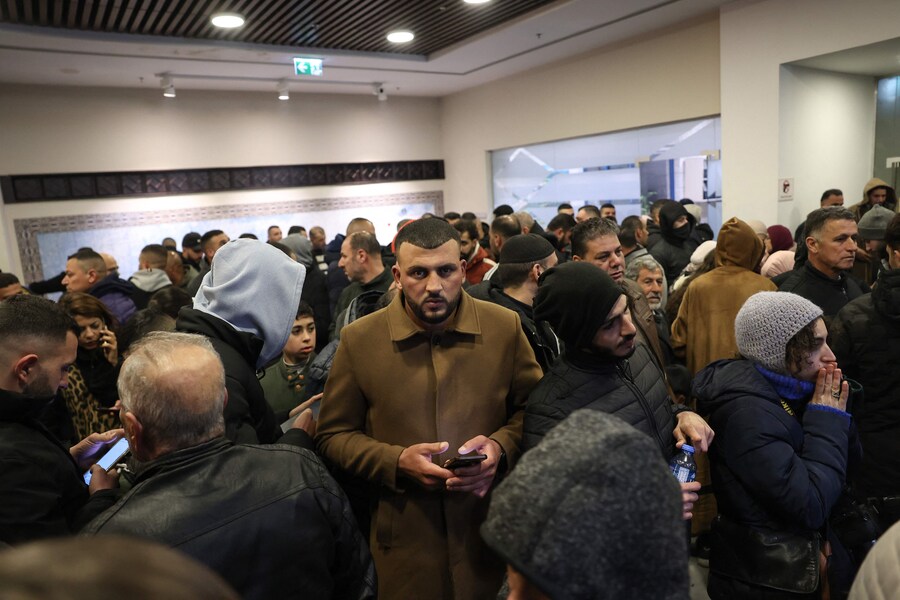 Le famiglie palestinesi in attesa dopo che Israele ha ritardato il rilascio dei prigionieri palestinesi, previsto per il settimo scambio di ostaggi-prigionieri, nella città occupata di Ramallah. (AFP)