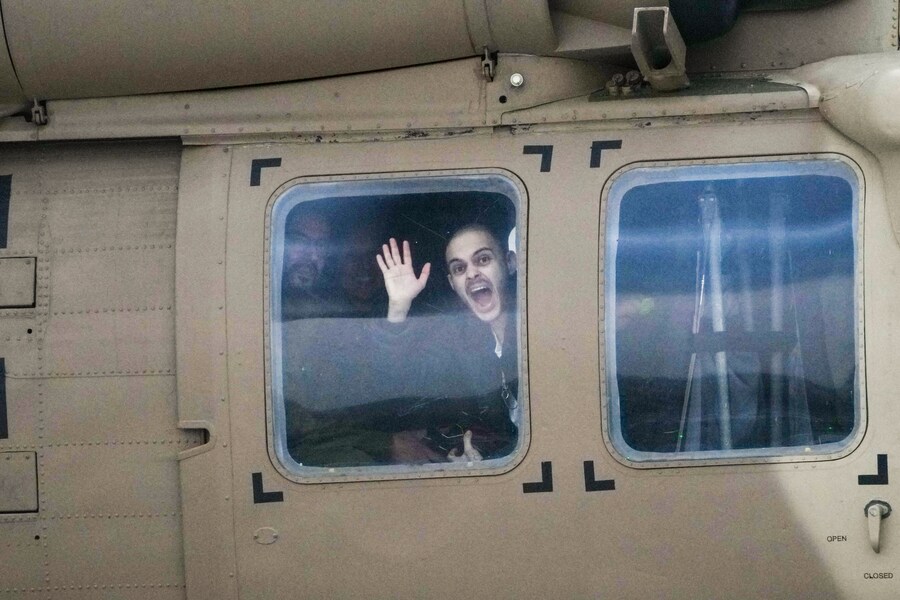 L’ostaggio israeliano liberato Omer Wenkert, saluta dall’elicottero militare mentre arriva all’ospedale Beilinson di Petah Tikva, Israele, dopo essere stato liberato dalla prigionia di Hamas nella Striscia di Gaza, sabato 22 febbraio 2025. (APN)