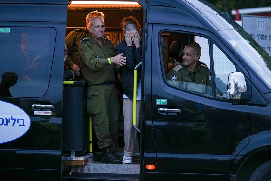 L’ostaggio israeliano liberato Omer Wenkert, saluta dal furgone mentre arriva all’ospedale Beilinson di Petah Tikva, Israele, dopo essere stato liberato dalla prigionia di Hamas nella Striscia di Gaza, sabato 22 febbraio 2025. (APN)
