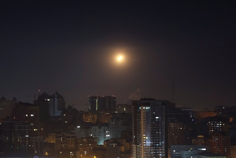 Traccianti ed esplosioni nel cielo notturno di Kiev, durante un attacco di droni russi. Ucraina. 23 febbraio 2025. (REUTERS)