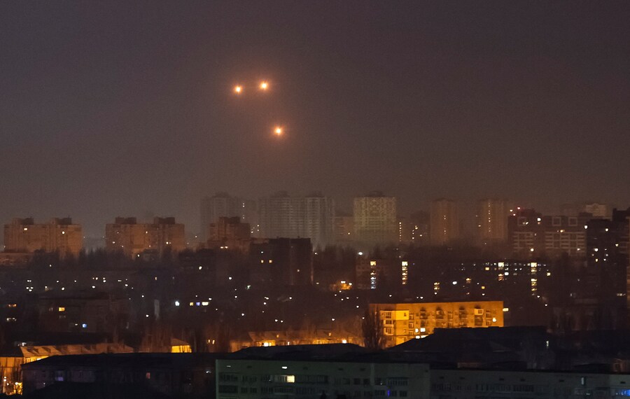 Traccianti ed esplosioni nel cielo notturno di Kiev, durante un attacco di droni russi. Ucraina. 23 febbraio 2025. (REUTERS)