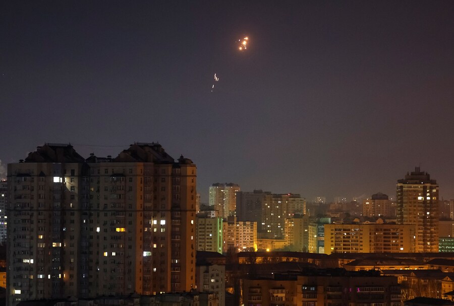 Traccianti ed esplosioni nel cielo notturno di Kiev, durante un attacco di droni russi. Ucraina. 23 febbraio 2025. (REUTERS)