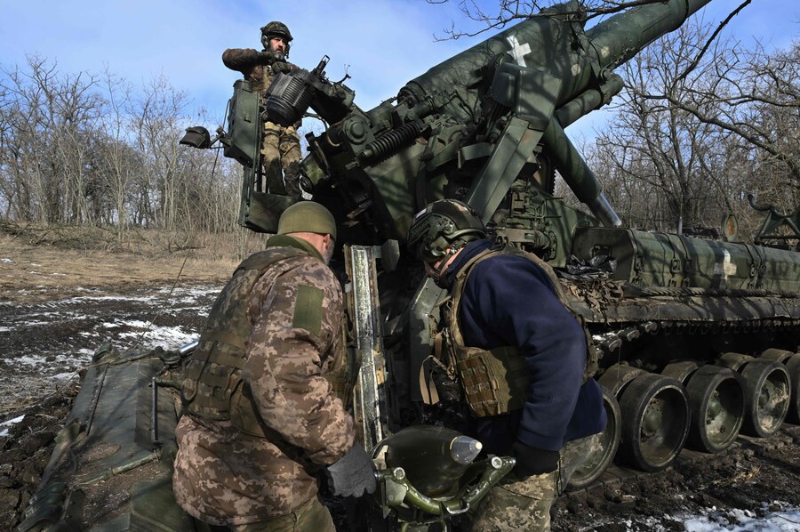 I militari ucraini della 43a Brigata di artiglieria caricano un proiettile mentre preparano un cannone semovente 2S7 Pion per sparare verso le posizioni russe, in prima linea nella regione di Donetsk, il 22 febbraio 2025. (AFP)