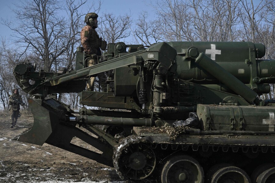 I militari ucraini della 43a Brigata di artiglieria caricano un proiettile mentre preparano un cannone semovente 2S7 Pion per sparare verso le posizioni russe, in prima linea nella regione di Donetsk, il 22 febbraio 2025. (AFP)