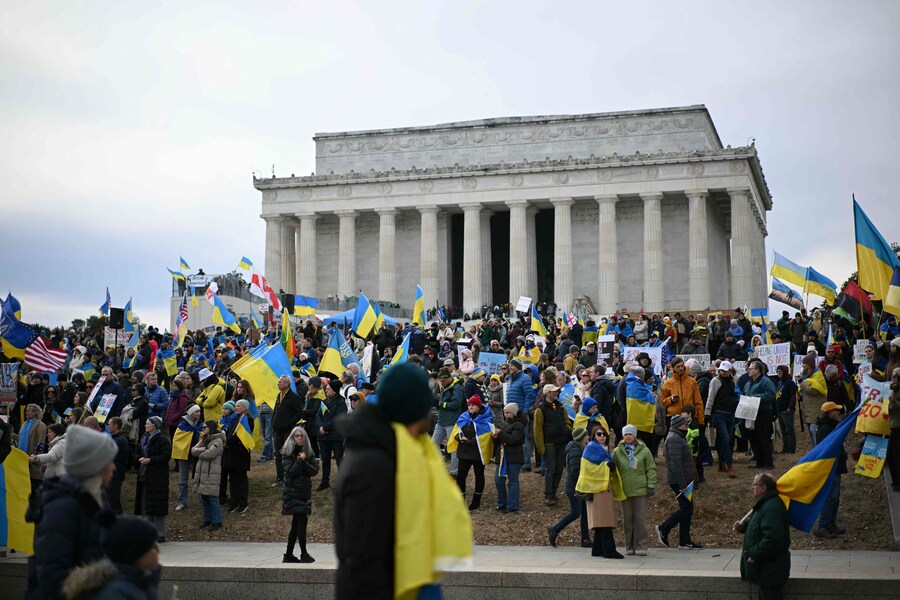 Una manifestazione a sostegno dell’Ucraina in vista del terzo anniversario della guerra con la Russia, al Lincoln Memorial di Washington, DC, il 22 febbraio 2025. (AFP)