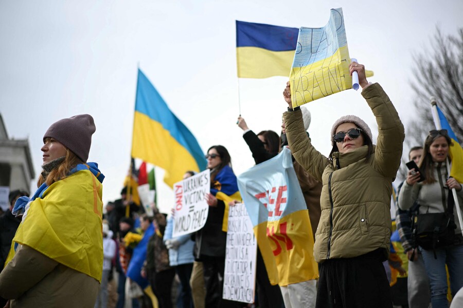 Una manifestazione a sostegno dell’Ucraina in vista del terzo anniversario della guerra con la Russia, al Lincoln Memorial di Washington, DC, il 22 febbraio 2025. (AFP)
