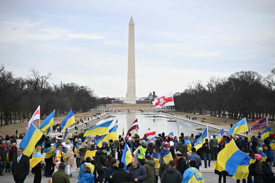 Una manifestazione a sostegno dell’Ucraina in vista del terzo anniversario della guerra con la Russia, al Lincoln Memorial di Washington, DC, il 22 febbraio 2025. (AFP)