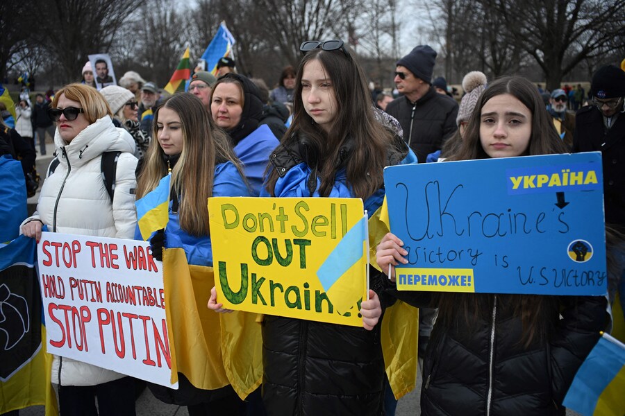 Una manifestazione a sostegno dell’Ucraina in vista del terzo anniversario della guerra con la Russia, al Lincoln Memorial di Washington, DC, il 22 febbraio 2025. (AFP)
