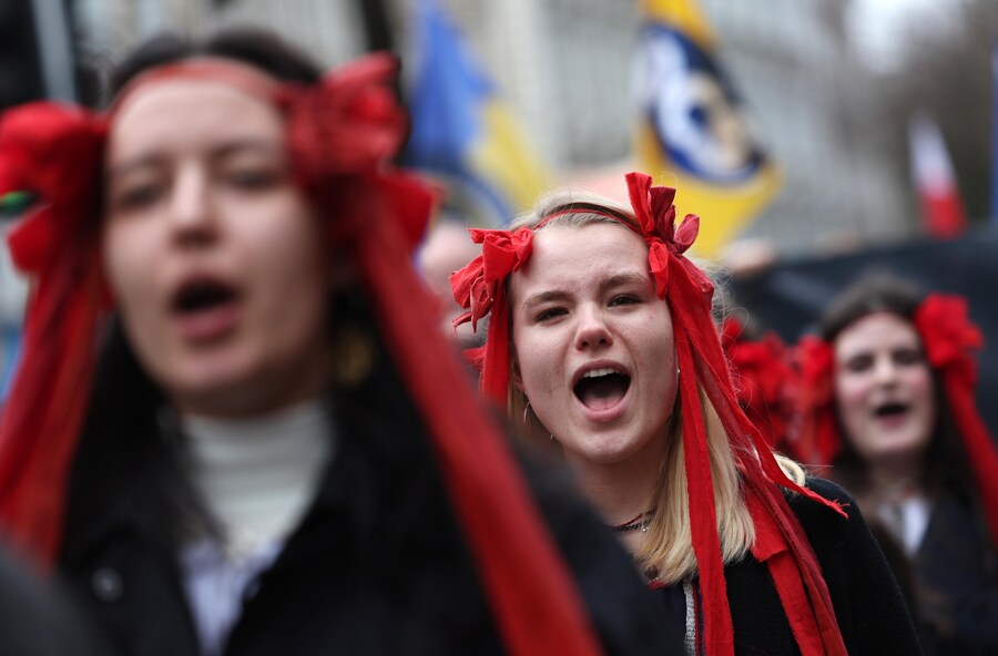 Una manifestazione per l’Ucraina a Londra davanti all’ambasciata russa. Gran Bretagna, il 22 febbraio 2025. (EPA)