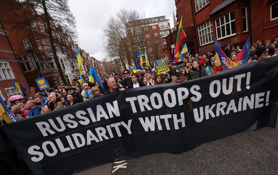 Una manifestazione per l’Ucraina a Londra davanti all’ambasciata russa. Gran Bretagna, il 22 febbraio 2025. (EPA)